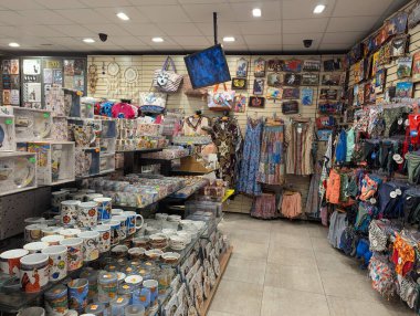 Llored de Mar İspanya 15 Eylül 2024 Kalabalık El Sanatları ve Hediyelik Eşya Dükkanı Raflar ve Ekranlar, Duvarlarda kartpostallar ve mıknatıslar, Kutulu Seramik ve Mumlar