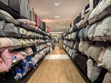 Pforzheim Almanya 25 Şubat 2026 Yastık Yastık Yumuşak Dokular Tarafsız Tonlar Fabrika Etiketleri Düzenlenmiş Sıcak Ahşap Döşeme Davet Evi