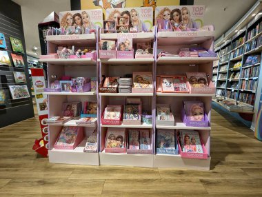 Pforzheim Almanya 25 Şubat 2026 Raflarda Pastel Bebek Sergisi, Mağazanın karşısındaki Pembe Kutulu Bebeklerin Yeni Satırları, Parlak Işıklandırma, Ahşap Zemin, Markalı Paketleme