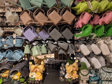 Pforzheim Almanya 19 Şubat 2026 Pastel Bebek Koltukları Renkli tepe örtüleri, peluş Teddy ve Tavşan Raflarında Düzenlendi