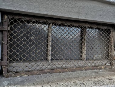 Paslı Elmas Ağları Bodrum Penceresi, Küçük Cam Pencereli Yatay Metal Izgara, Beton Çıkıntısı, Soyulma Boyası, Paslı İzler, Havasız Tonlar, Sessiz Tonlar,