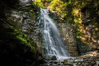 Dağlar büyük şelale