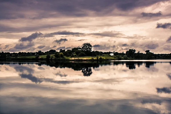 göl günbatımı ile