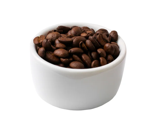 Granos de café aislados en un tazón blanco pequeño —  Fotos de Stock