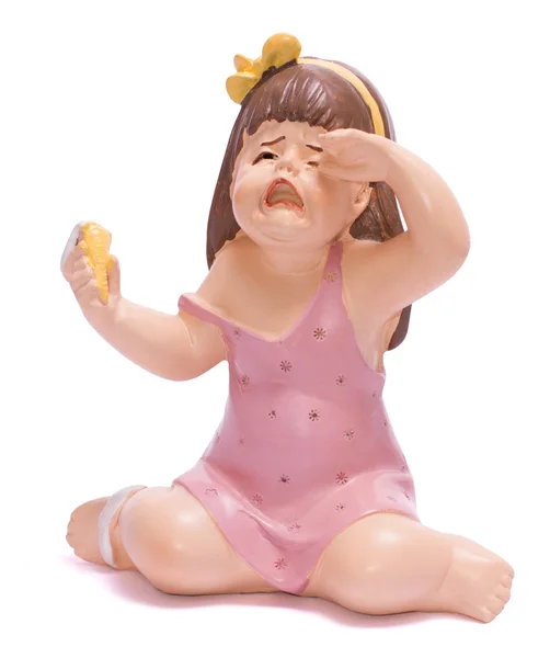 Ağlayan bir bebek kız bir Droped dondurma topu ile küçük heykel izole — Stok fotoğraf