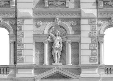 Eski bir beyaz ve gri tuğla duvar bir Aziz heykeli