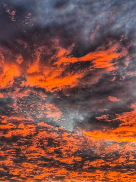Dramatik Gündoğumu Bulutları. Ateşli Gökyüzü Dawn 'da. Turuncu ve Mavi Gökyüzü Panoraması. Renkli Bulut