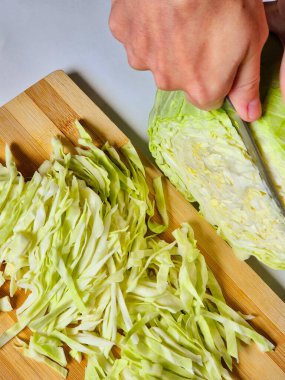 Kadın ellerini kapat ve salata için lahana hazırla.