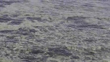 Kristal berrak deniz suyu: Kayalar ve kumla kaplı sualtı manzarası. Sakin deniz. Meditasyon: denizin düz yüzeyinin altında yosunlu kayalar.