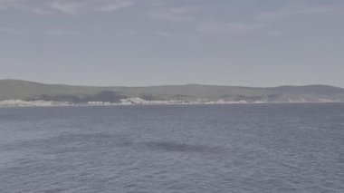 Nessebar 'dan (Bulgaristan) Sunny Beach' in panoramik manzarası. Dağların altında tatil köyleri olan Karadeniz ve sahil. Deniz Burnu. Sakin deniz