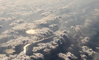 uçak beyaz bulutlar ve dallanma nehir ve göl üzerinden görüntülemek 