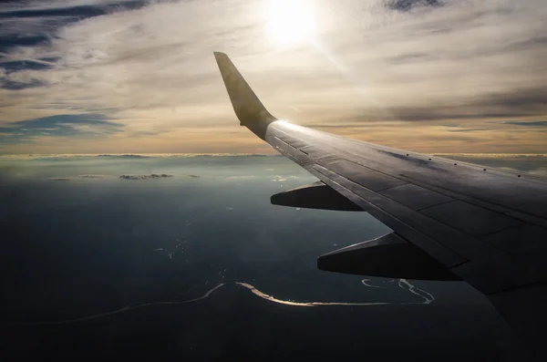 Vista desde el avión, la tierra y el sol —  Fotos de Stock