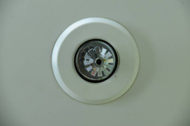 Yangın söndürme başlığı, yangın söndürme ekipmanları, beyaz tavanda. Aşağıdan görüntüle