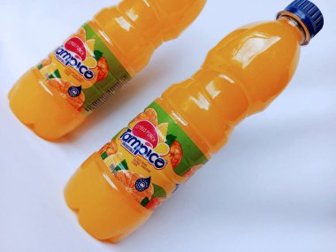 Kumasi, Gana - 25 Şubat 2025: Beyaz arka planda Tampico meyve suyu şişeleri, Acadia Industries Limited tarafından Gana 'da üretildi..