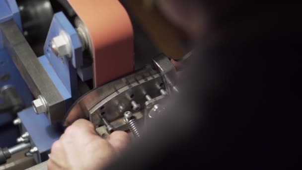 Werkstuk op de schuurmachine machine, vervaardiging en afdalingen op de basispagina arm draaien — Stockvideo