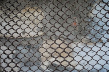 Eski kirli dokuma çelik kafes