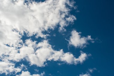  Mavi gökyüzüne karşı beyaz bulutlar