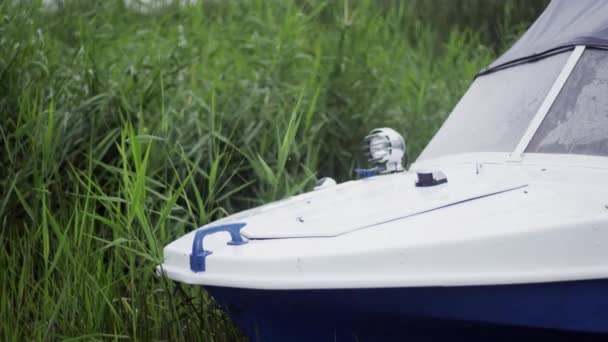 Boats on the river bank — Stock Video