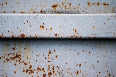 Paslı eski boyanmış metal.