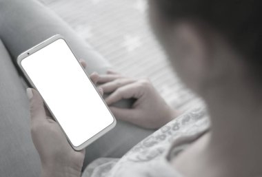 Cep telefonu beyaz ekranlı akıllı telefon. Krom anahtar. Kapat. Kadın elinin maket görüntüsü.