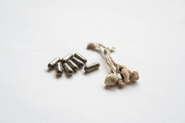 Sihirli mantar. Psilosibin mantarı. İlaçlar fiziksel olarak kuru Psilosibe cubensis. Enerji mikro dozajı Psikedelik mikrodoz.