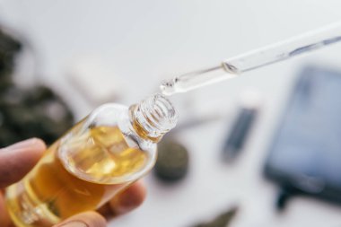 CBD özütü. Ot alternatif yöntemler. Yüksek oranda THC 'yi temizliyorum. Tıbbi kenevir marihuana yağı. Cannabidiol konsantrasyonu.