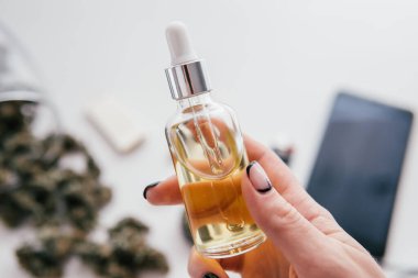 Tıbbi kenevir marihuana yağı. Yüksek oranda THC 'yi temizliyorum. Cannabidiol konsantrasyonu. CBD özütü. Ot sürme alternatif yöntemleri.