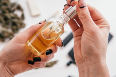 Ot alternatif yöntemler. Yüksek oranda THC 'yi temizliyorum. Tıbbi kenevir marihuana yağı. Cannabidiol konsantrasyonu. CBD özeti.