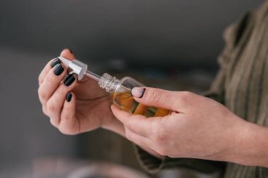 Cannabidiol konsantrasyonu. Ot alternatif yöntemler. Tıbbi kenevir marihuana yağı. Yüksek oranda THC 'yi temizliyorum. CBD özeti.