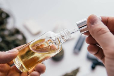 Ot alternatif yöntemler. Yüksek oranda THC 'yi temizliyorum. Tıbbi kenevir marihuana yağı. CBD özütü. Cannabidiol konsantrasyonu.