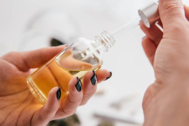 Ot alternatif yöntemler. Yüksek oranda THC 'yi temizliyorum. Cannabidiol konsantrasyonu. CBD özütü. Tıbbi esrar marihuana yağı .