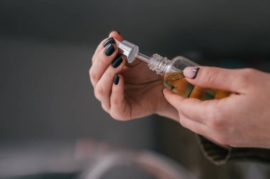 Yüksek oranda THC 'yi temizliyorum. CBD özütü. Cannabidiol konsantrasyonu. Ot alternatif yöntemler. Tıbbi esrar marihuana yağı .