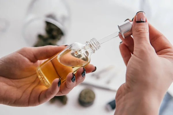 Weed dab métodos alternativos. Esfregando altos níveis de THC. Extrato de CBD. — Fotografia de Stock