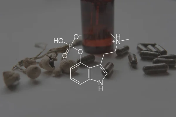 Формула псилоцибина. Медицинская легализация. Рекреационное использование псилоцибиновых грибов. — стоковое фото