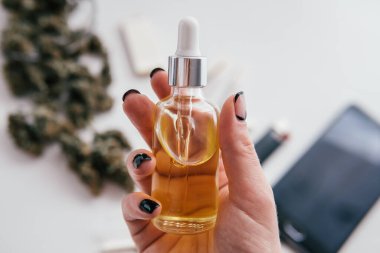 Cannabidiol konsantrasyonu. Ot alternatif yöntemler. Tıbbi kenevir marihuana yağı. Yüksek oranda THC 'yi temizliyorum. CBD özeti.