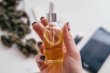 Cannabidiol konsantrasyonu. CBD özütü. Ot alternatif yöntemler. Tıbbi kenevir marihuana yağı. Yüksek oranda THC temizleniyor..
