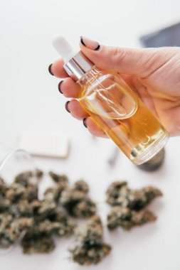 Tıbbi kenevir marihuana yağı. Yüksek oranda THC 'yi temizliyorum. Ot alternatif yöntemler. Cannabidiol konsantrasyonu. CBD özütü. Dikey çekim.