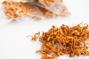 Kordycepin kullanıyorum. İnsan Sağlığı Mantarları. Vakumlu paketlerde kurumuş taze Cordyceps. Kuru kordyceps. Kuru kordyceps. Adenozin tedavisi. Kuru Taze Cordyceps. Askeri mantar. Askeri mantar..