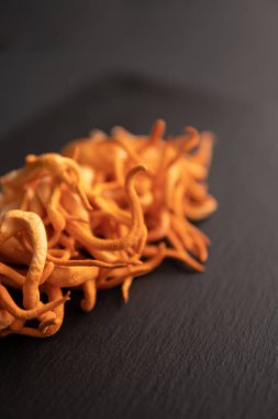 Adenozin Cordycepin. Cordyceps Askeri mantarı. Siyah arkaplanlı Cordyceps Tedavisi .