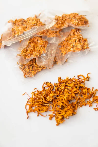 Fungos para a Saúde Humana. Cogumelo Militaris. Cordyceps seco. Cordyceps fresco seco na embalagem a vácuo. Tratamento com Adenosina. Cordyceps fresco seco. — Fotografia de Stock