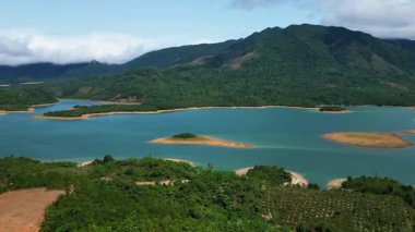 Mavi Göl ve Dağ Manzarası Havacılık