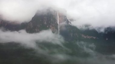 Bulutlu Dağ Uçurumu Şelalesi