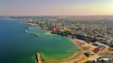 Kıyı Şehri Mavi Deniz Üzerinde Skyline
