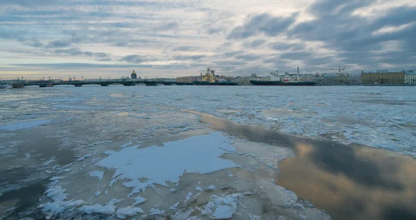 En vy av bebådelsen bridge och isbrytare ”Mudyug” och ”St. Petersburg" — Stockfoto