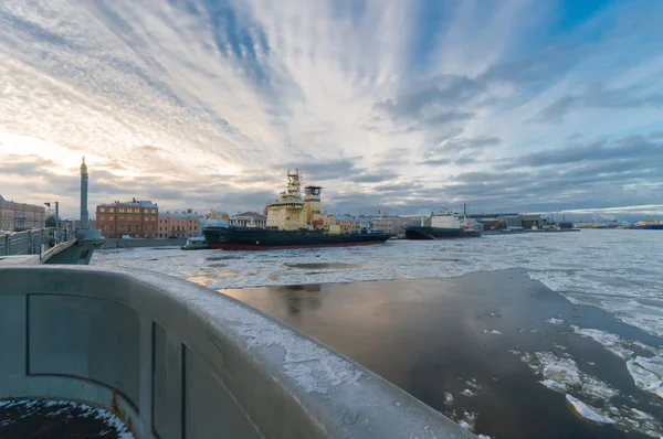 砕氷船"Mudyug"と"セント ・ ピーターズバーグ" — ストック写真