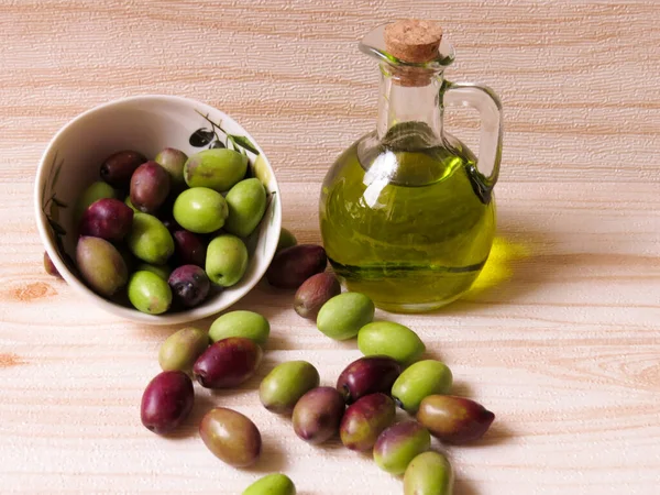 Yunan zeytinyağı ve zeytinyağı. Yunanistan 'da yeşil ve siyah zeytinler, kırsal ve atmosferik zeytinlerle çevrili bir kavanozla birlikte doğal, çevre dostu zeytin yağı.