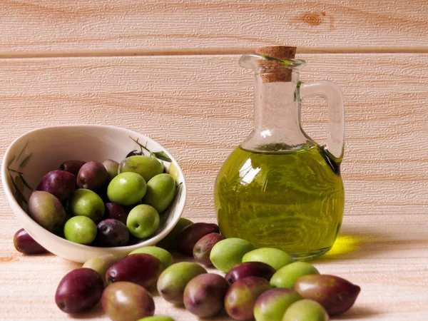 Yunan zeytinyağı ve zeytinyağı. Yunanistan 'da yeşil ve siyah zeytinler, kırsal ve atmosferik zeytinlerle çevrili bir kavanozla birlikte doğal, çevre dostu zeytin yağı.