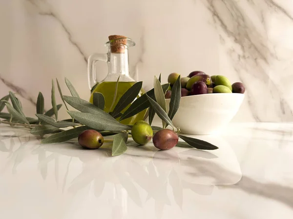 Yunan zeytinyağı ve zeytinyağı. Yunanistan 'da yeşil ve siyah zeytinler, kırsal ve atmosferik zeytinlerle çevrili bir kavanozla birlikte doğal, çevre dostu zeytin yağı.