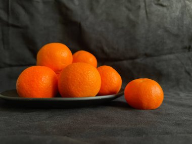 Tabakta Çince (basit natürmort, siyah arkaplan)