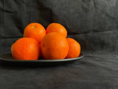 Tabakta Çince (basit natürmort, siyah arkaplan)